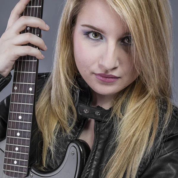 Menina Loira Bonita Segurando Guitarra Elétrica Preta — Fotografia de Stock