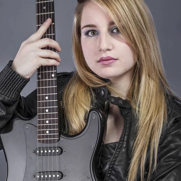 Ładna Piękna Blondynka Czarną Gitarą Elektryczną — Zdjęcie stockowe