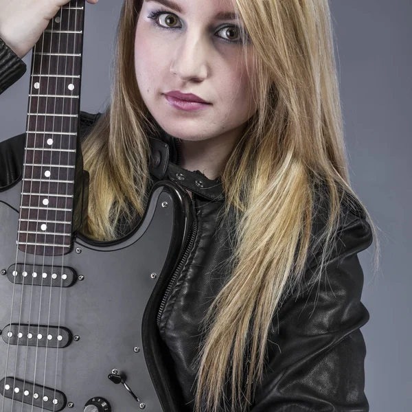 Estrela Loira Bonita Bonita Com Guitarra Elétrica Preta — Fotografia de Stock