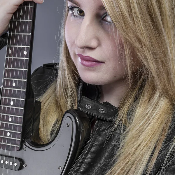 Hermosa Chica Rubia Con Guitarra Eléctrica Negra —  Fotos de Stock