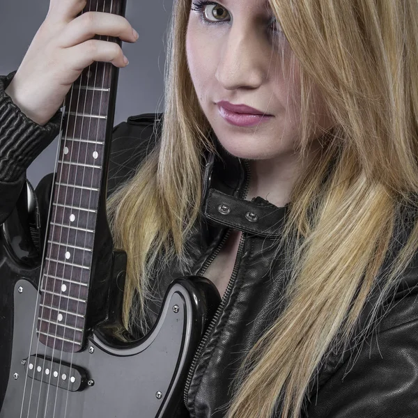 Beautiful Blond Girl Black Electric Guitar — Stock Photo, Image