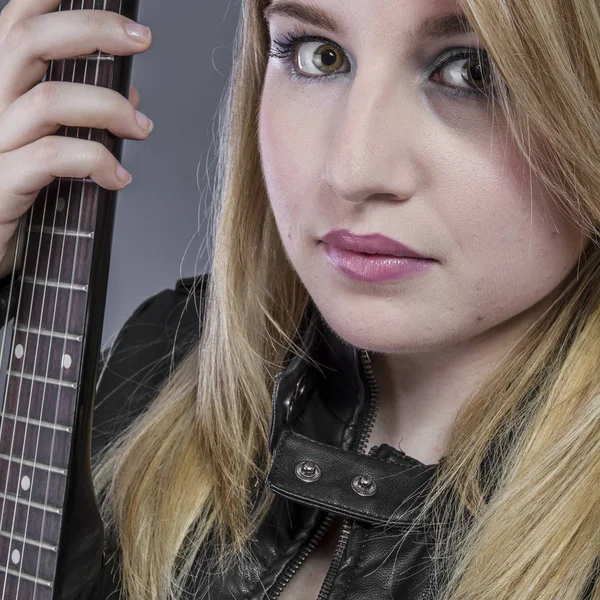 Rock Hermosa Chica Rubia Con Guitarra Eléctrica Negra —  Fotos de Stock