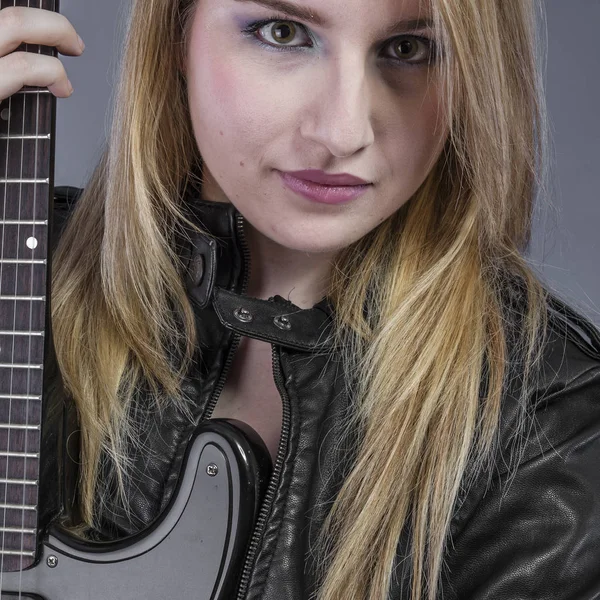 Guapa Hermosa Rubia Con Guitarra Eléctrica Negra — Foto de Stock