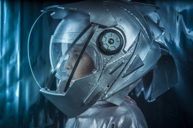 Explorer, uzay başlığın ve metal ile bir astronot olmak oynarken Boy Gümüş arka plan üzerinde uygun.