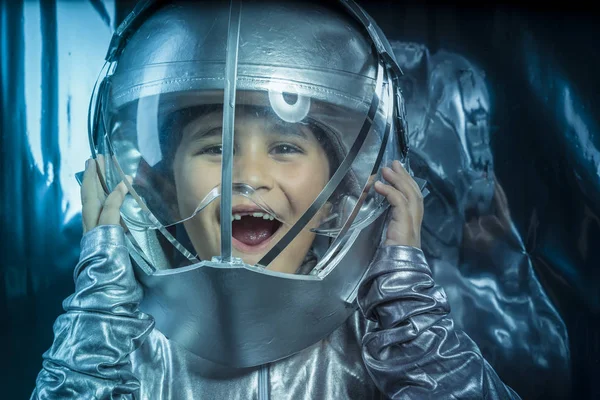 Astronomie Boy Spelen Een Astronaut Met Een Ruimte Helm Zilveren — Stockfoto