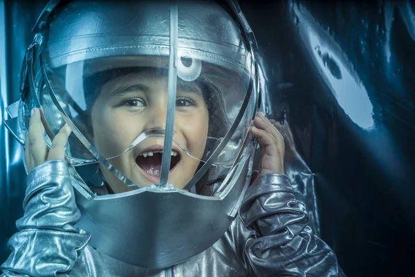Spiel Junge Spielt Astronaut Mit Weltraumhelm Und Metallanzug — Stockfoto