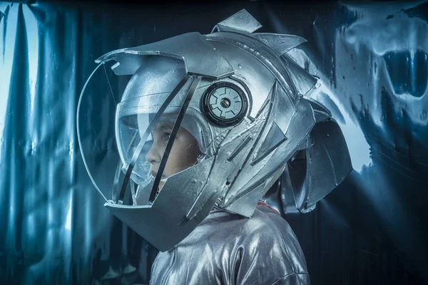 Ontdek Boy Spelen Een Astronaut Met Helm Van Ruimte Metalen — Stockfoto