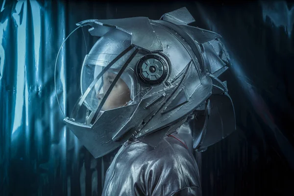 Imaginación Niño Jugando Ser Astronauta Con Casco Espacial Traje Metal —  Fotos de Stock