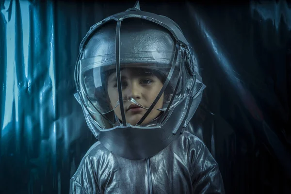 Wetenschap Boy Spelen Een Astronaut Met Een Ruimte Helm Zilver — Stockfoto