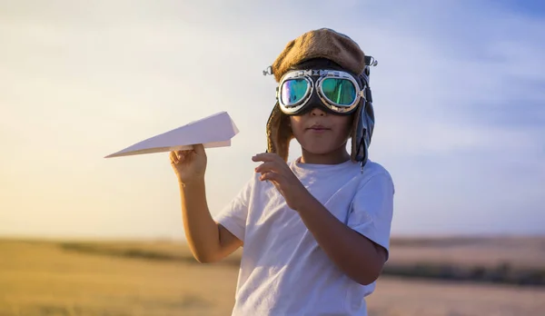 Воображение Маленький Мальчик Шлеме Мечтает Стать Летчиком Играя Бумажный Самолет — стоковое фото