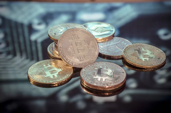 Bitcoin Goud Zilver Koper Munten Gedeconcentreerde Gedrukte Circuit Achtergrond Virtuele — Stockfoto