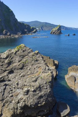 kayalar, San Juan Gaztelugatxe Island view, Bask Ülkesi, Şapel Kuzey İspanya ile tarihsel adanın uçurumun