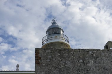 Playa de los yaz, kıyı deniz feneri: Cantabria, Spain içinde Locos