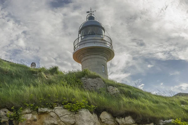 Verão Farol Costeiro Playa Los Locos Cantabria Espanha — Fotografia de Stock