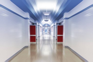 Acil durumlar, beyaz hastane koridorunda, temiz ve hijyenik alanı, hareket bulanıklığı,