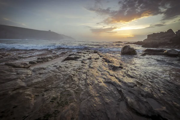 Tagle 비치의 일몰입니다 뒷면에 다채로운 절벽과 바다의 파노라마 칸타브리아입니다 스페인 — 스톡 사진