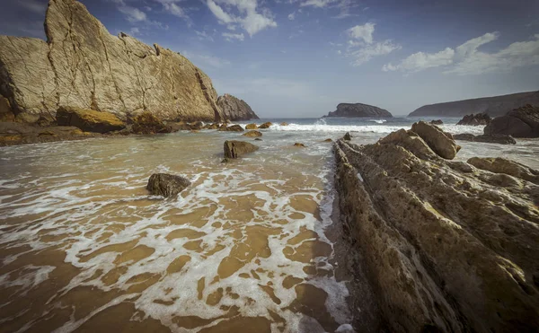Oceán Pláž Kameny Létě Playa Arna Santander Španělsko — Stock fotografie