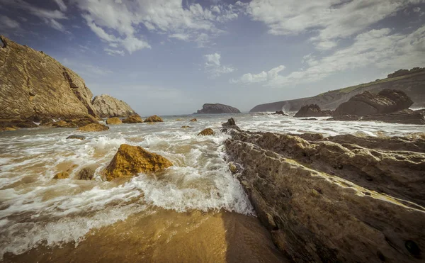 Oceán Pláž Kameny Létě Playa Arna Santander Španělsko — Stock fotografie