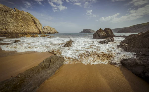 Cestování Pláž Kameny Létě Playa Arna Santander Španělsko — Stock fotografie