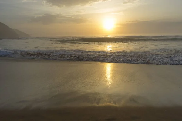 Scenografico Tramonto Colorato Sulla Costa Del Mare Buono Carta Parati — Foto Stock