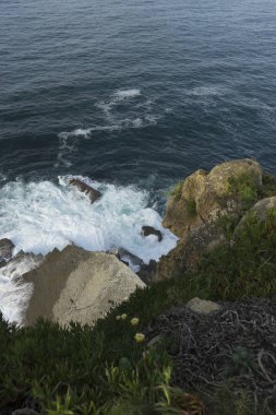 Cliff, deniz, Cantabria, İspanya dalgalar tarafından vurmak kayaçların havadan görünümü