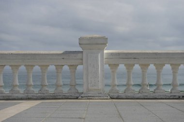 sahil mesire, Playa del Sardinero, görünümü Beach taş bir korkuluk ve denizin içinde geçmiş, Santander, İspanya