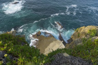 Cliff, deniz, Cantabria, İspanya dalgalar tarafından vurmak kayaçların havadan görünümü