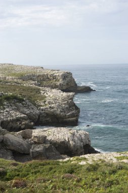 Cliff, deniz, Cantabria, İspanya dalgalar tarafından vurmak kayaçların havadan görünümü