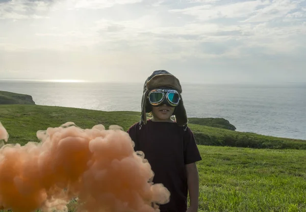 Malý Chlapec Nosit Přilbu Letadla Googles Stojící Zelené Louce Barevné — Stock fotografie