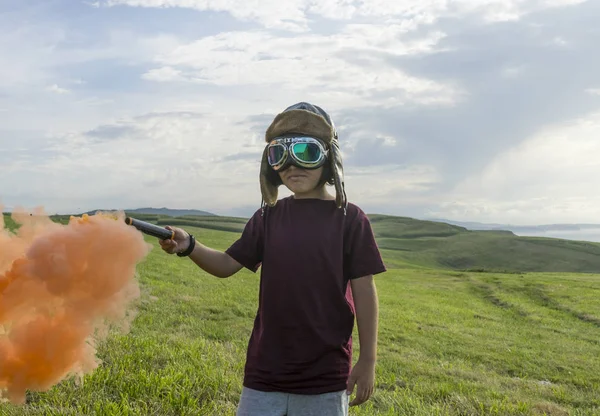 Airborne Menino Vestindo Capacete Óculos Avião Campo Verde Com Fumaça — Fotografia de Stock