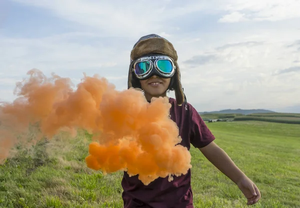 Imaginación Niño Pequeño Con Casco Aviones Googles Pie Campo Verde — Foto de Stock