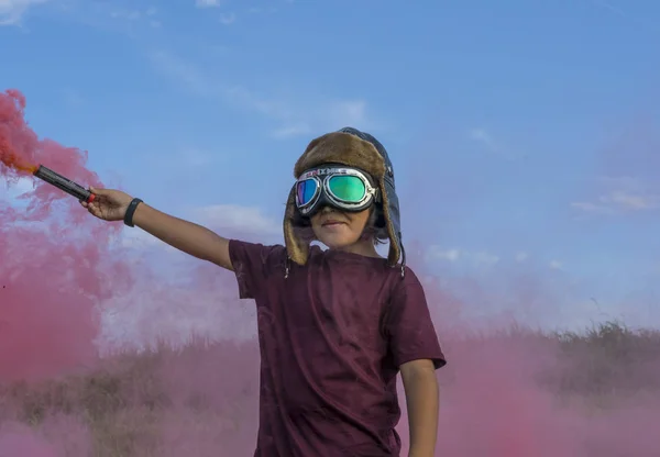 Menino Usando Capacete Óculos Avião Campo Verde Com Fumaça Colorida — Fotografia de Stock