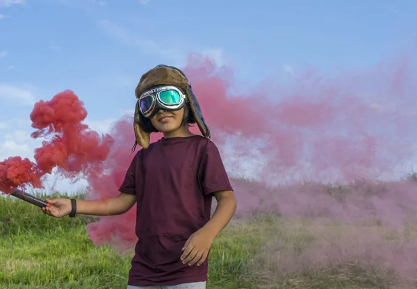 Kleiner Junge Mit Helm Und Flugzeugbrille Steht Auf Einer Grünen — Stockfoto