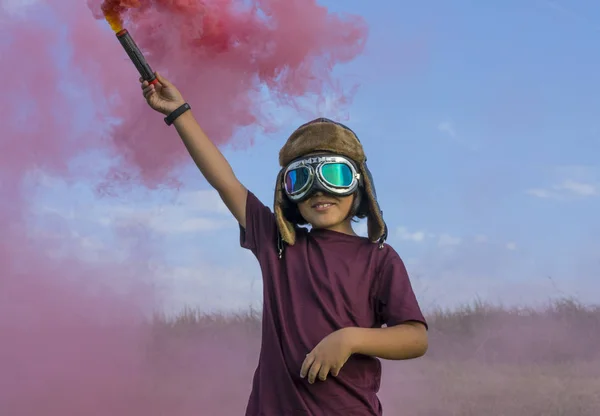 Airborne Menino Vestindo Capacete Óculos Avião Campo Verde Com Fumaça — Fotografia de Stock