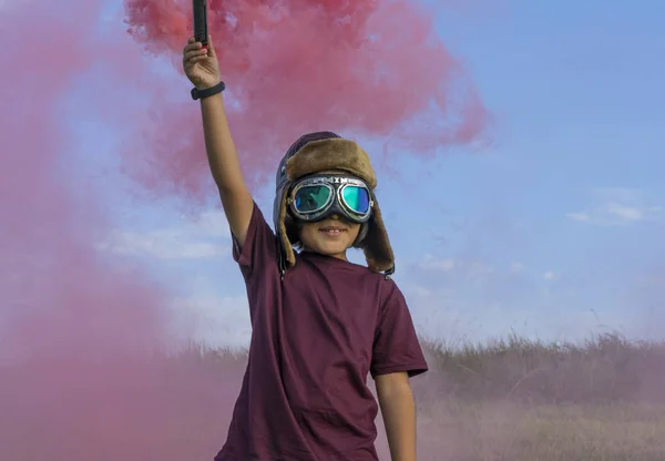 Liten Pojke Bär Hjälm Och Flygplan Googles Stående Ett Grönt — Stockfoto