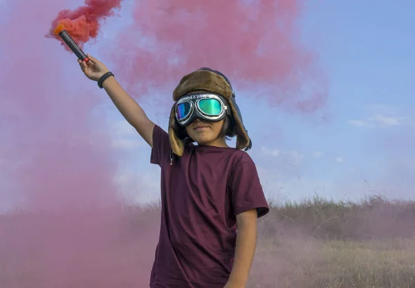 Liten Pojke Bär Hjälm Och Flygplan Googles Stående Ett Grönt — Stockfoto