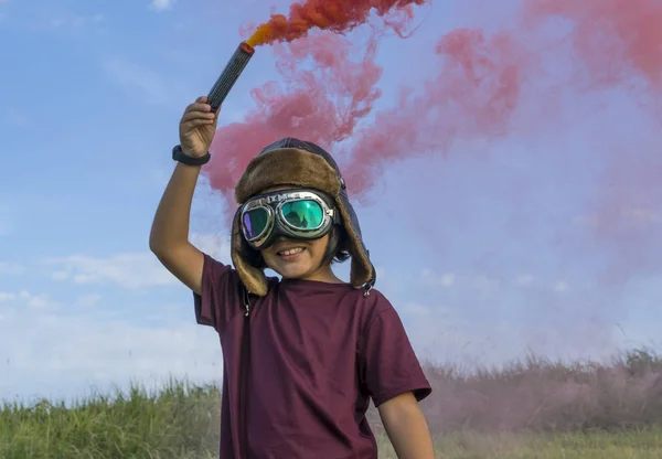 Kleiner Junge Mit Helm Und Flugzeugbrille Steht Auf Einer Grünen — Stockfoto