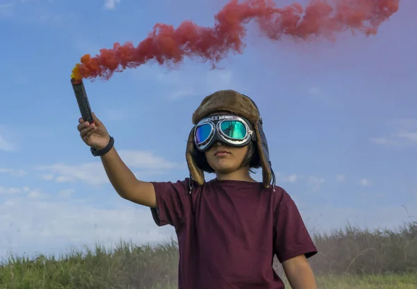 Vzduchu Malý Chlapec Nosit Přilbu Letadla Googles Stojící Zelené Louce — Stock fotografie