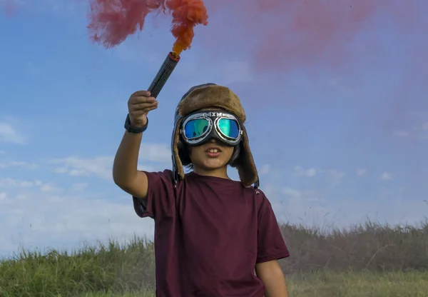 Liten Pojke Bär Hjälm Och Flygplan Googles Stående Ett Grönt — Stockfoto