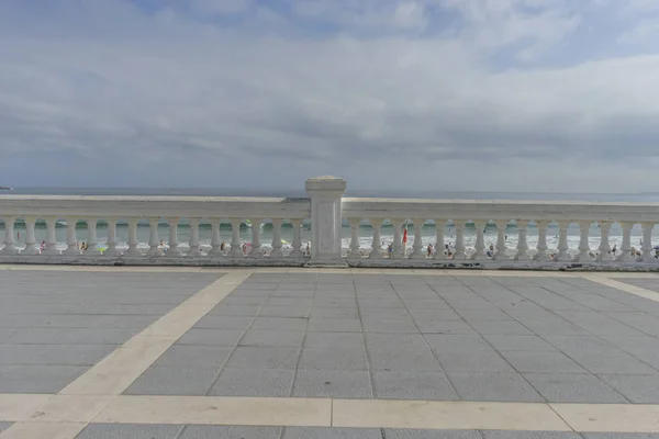 海滨长廊在海滩萨迪内罗 景观的海滩与石栏杆和海的背景下 桑坦德 西班牙 — 图库照片