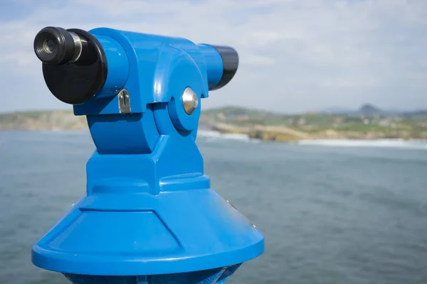 Münzfernglas Sommerstrand Touristenszene Spanien — Stockfoto