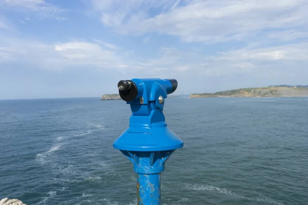 Münzfernglas Sommerstrand Touristenszene Spanien — Stockfoto