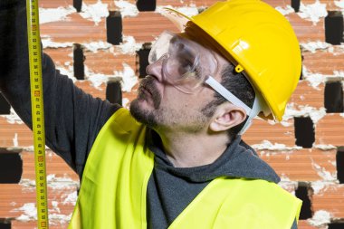 Bunu kendiniz, mühendis ile koruyucu gözlük inşaat işe başlamak hazır sarı Oluşturucusu kask içinde giyinmiş adam