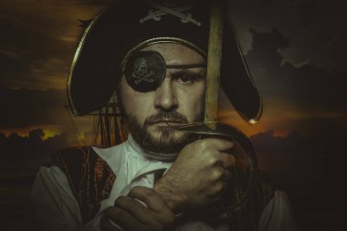 Ciddi, adam korsan göz bandı ve eski bir şapka ile komik suratlar ve anlatım