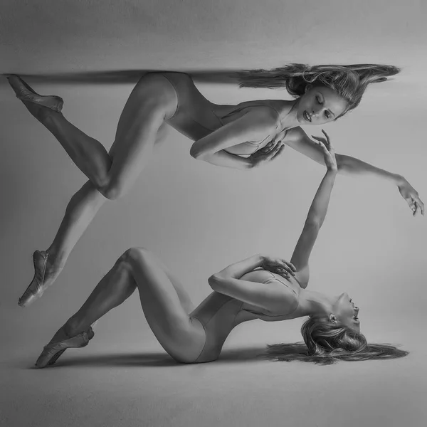 Концепция Дуальности Классический Балетный Танцор Лежащий Элегантными Нежными Позами — стоковое фото