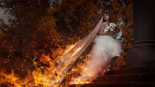 Brida Con Vestido Boda Ardiendo Junto Las Escaleras Templo Con — Foto de Stock