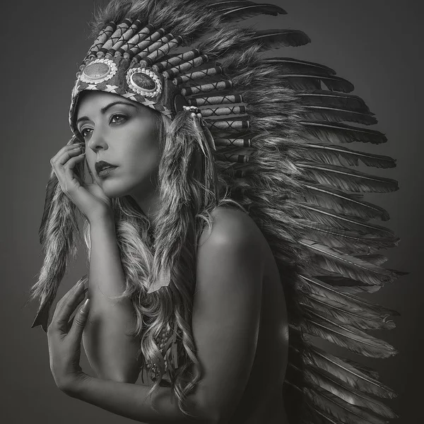 Belle Femme Blonde Avec Panache Plumes Indiennes Sur Tête Est — Photo