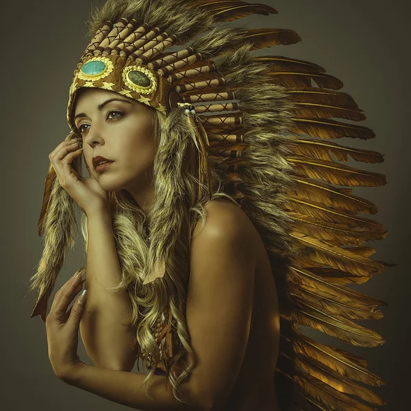 Beautiful Blonde Woman Indian Feather Plume Her Head Formed Brown — Stock Photo, Image