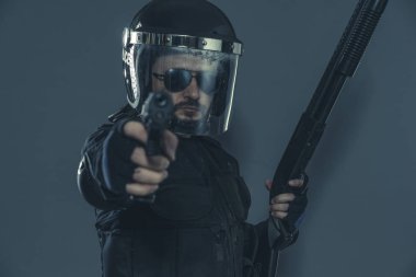 Gardiyan, çevik kuvvet polisi kendi elleriyle iş arkadaşlarınıza sinyal. silahlı adam kask ve kurşun geçirmez yelek