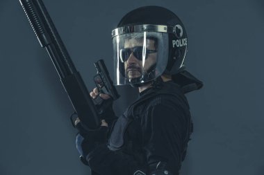 Polis çevik kuvvet polisi kendi elleriyle iş arkadaşlarınıza sinyal. silahlı adam kask ve kurşun geçirmez yelek